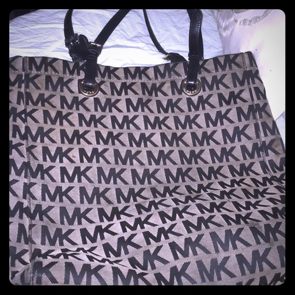 I am selling a Gray and Black Micheal Kors tote - Picture 1 of 1